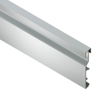 Rodapé perfil de sobrepor CTLX 9085 da Construlux Iluminação com acabamento moderno e iluminação indireta sofisticada.